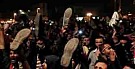 شباب التحرير يرفعون الاحذية امام منصة الاخوان